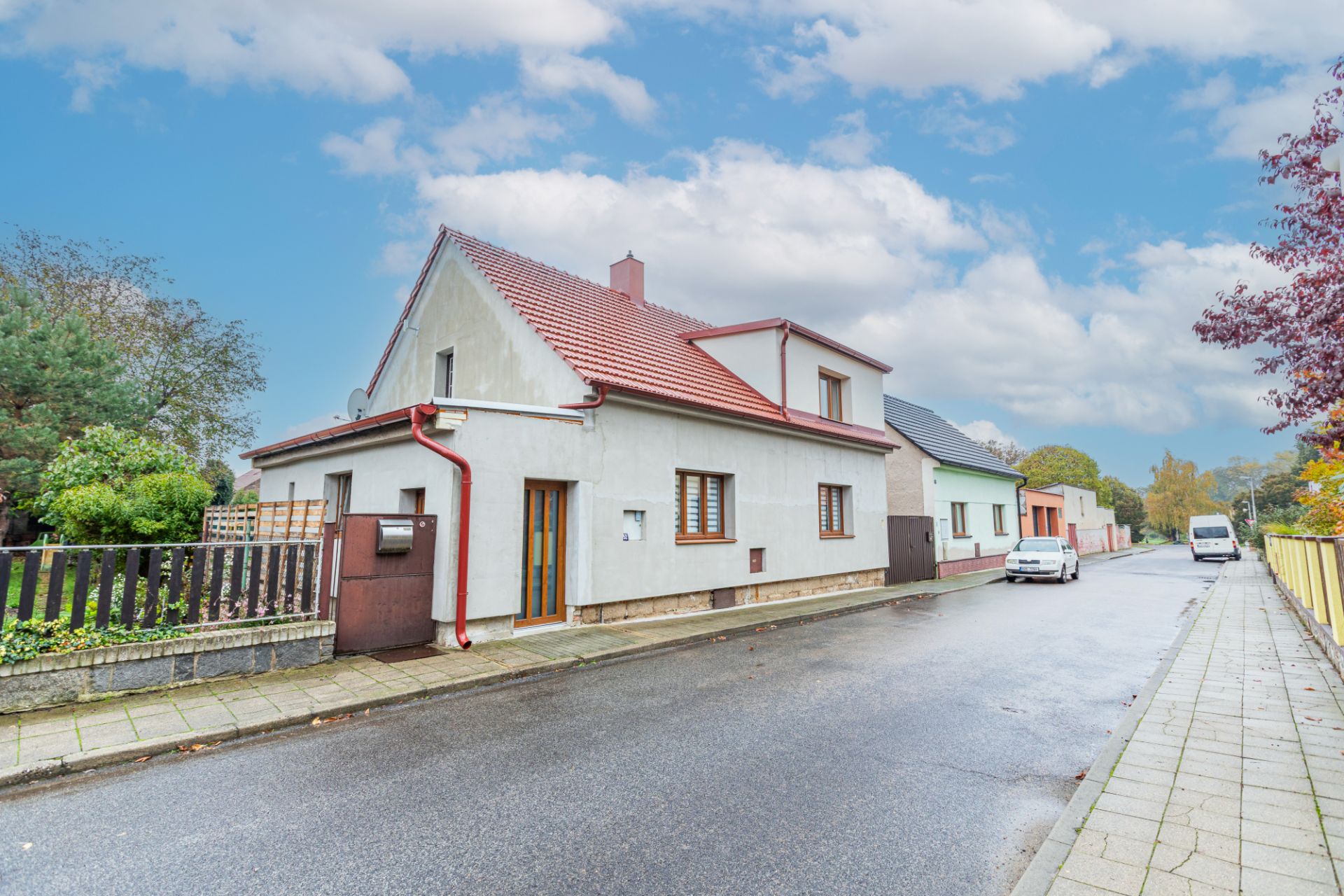 Prodej domu 5+1, 132 m², se zahradou a garáží v Dobříni