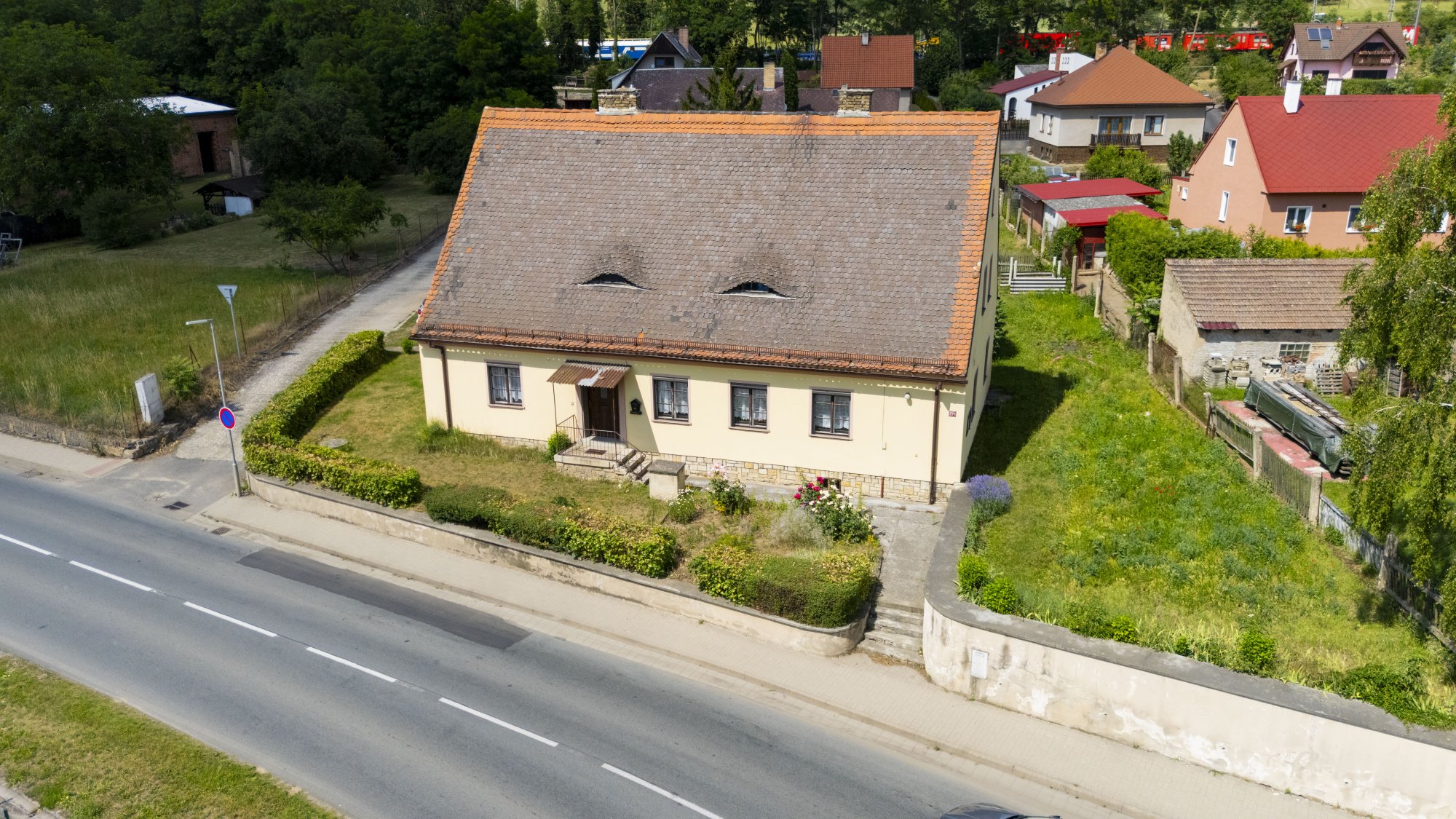Rodinný dům 7+1 se sklepem, půdou, garáží a pozemkem 972 m²