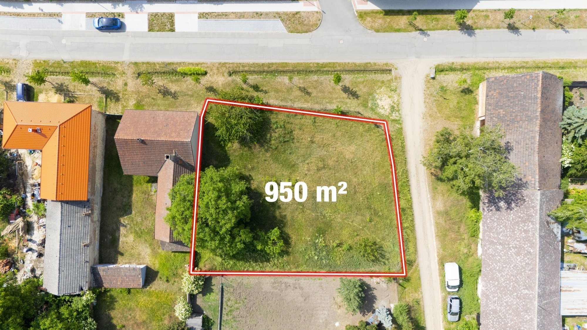 Stavební pozemek 950 m² v Ledčicích – prostor pro rodinný dům v oblíbené lokalitě pod Řípem