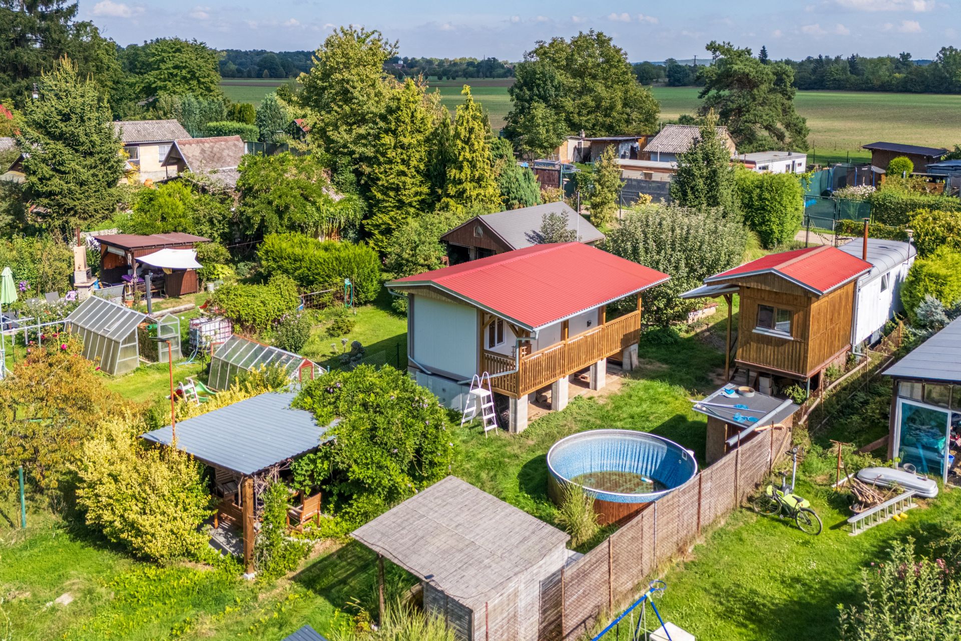 Zahrada 820 m², 2 maringotky, u řeky Vltavy, Veltrusy